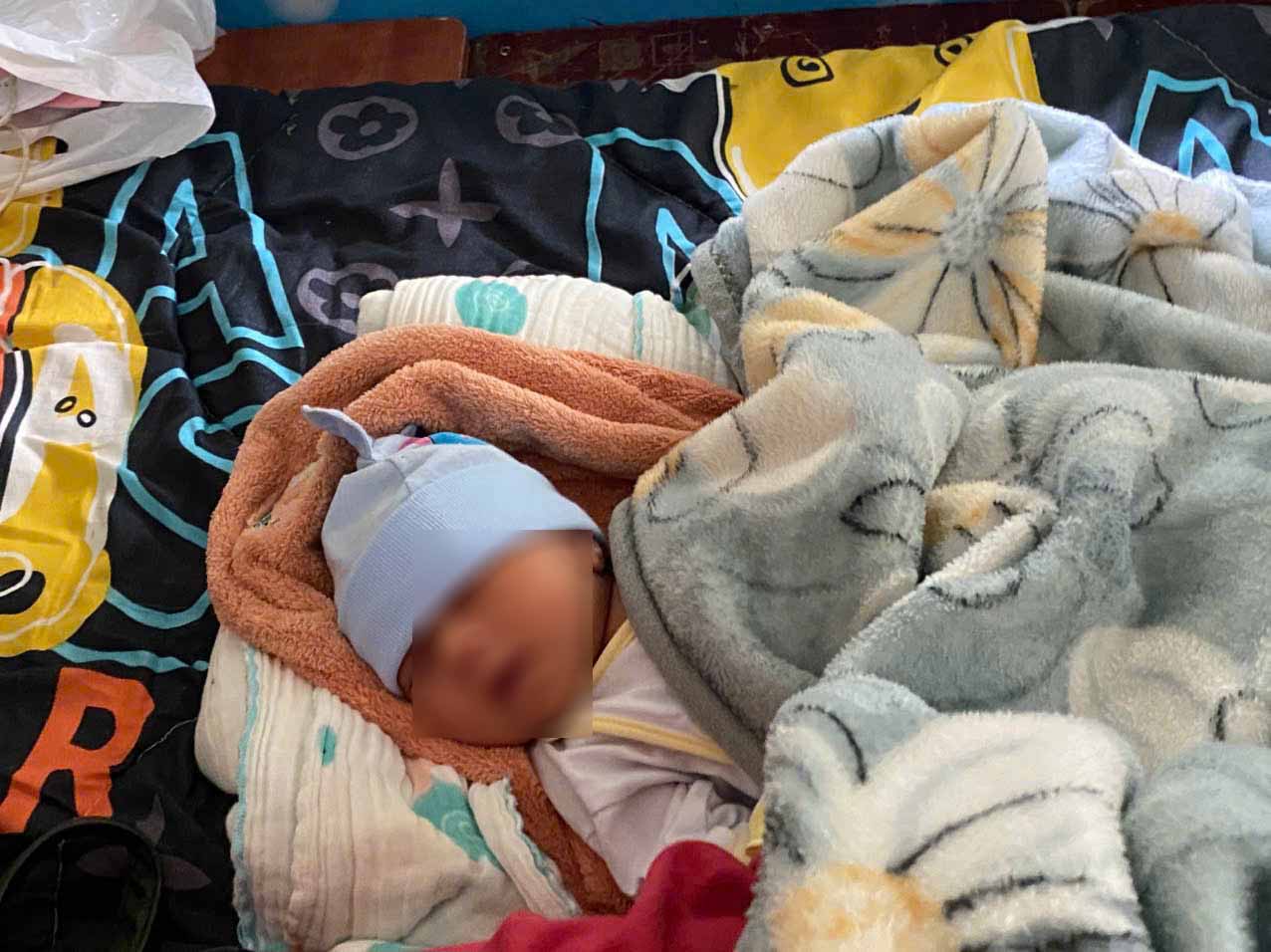 生後わずか数日で、ディエンチャウコミューンの少女は台風5号を避けるために緊急避難を余儀なくされました。写真:Pham Chung