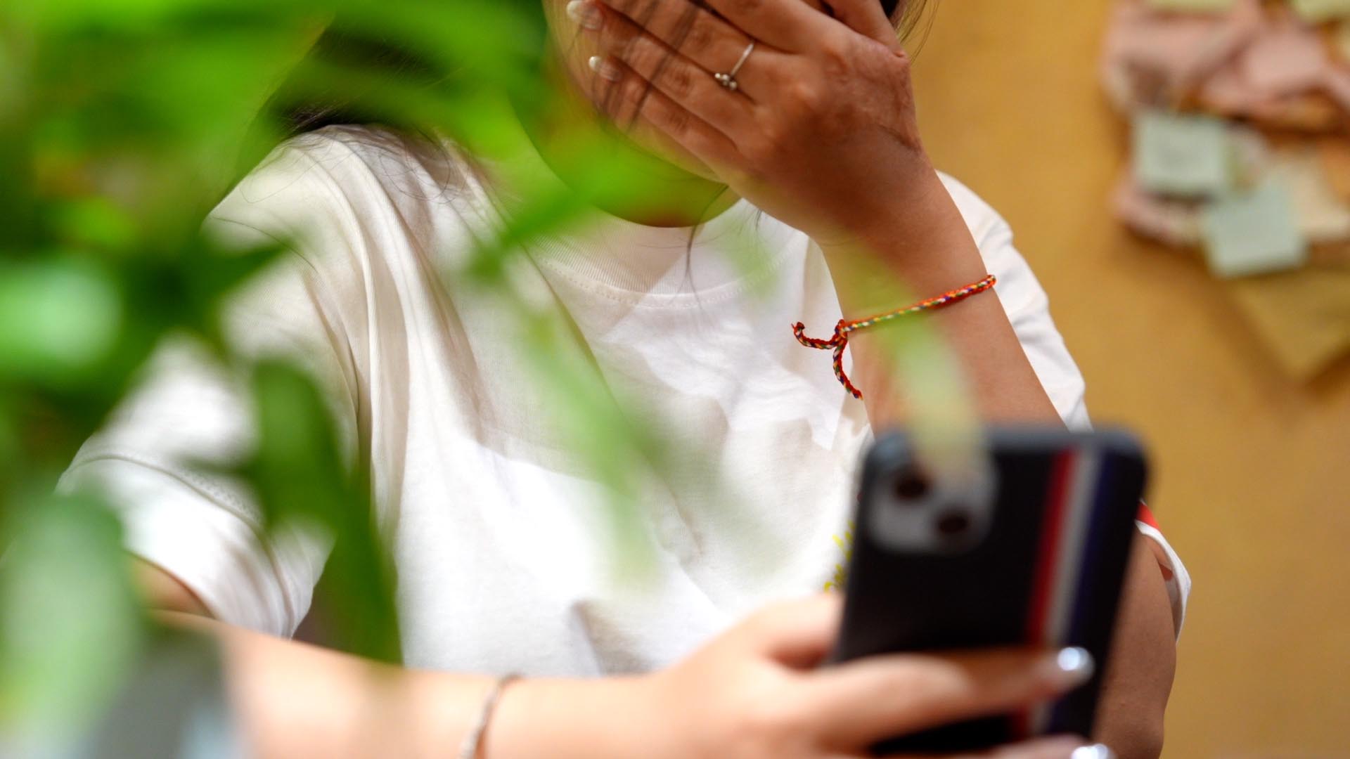 After three years of marriage, the young wife was disappointed because her husband gradually became distant from the pillowcase