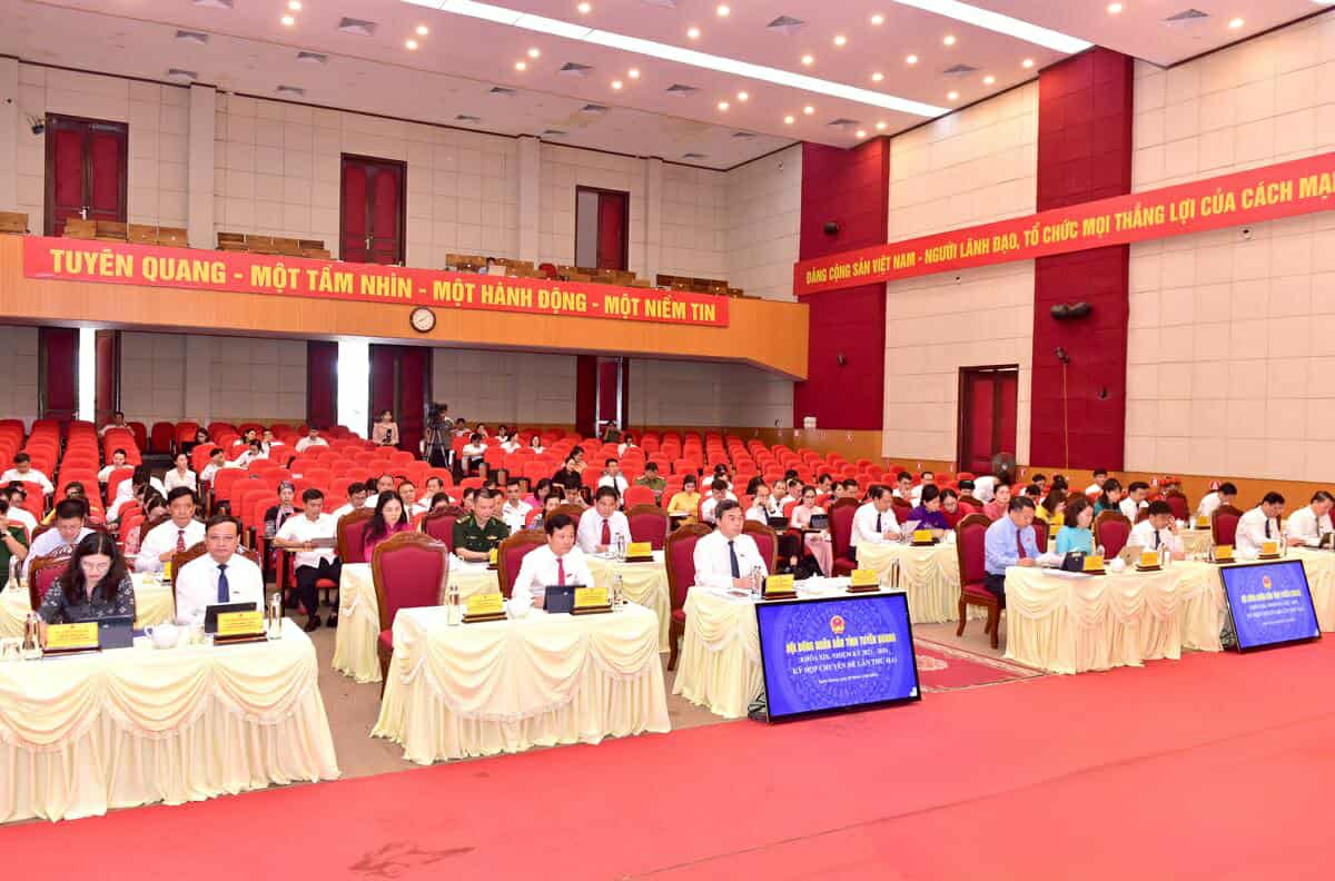 人民評議会会議は、合併後の役人を支援する決議を承認しました。写真：ngoc hung