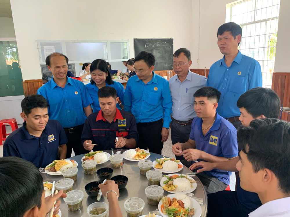 푸옌성 바오쩌우 녹색 에너지 유한 회사에서 '노동조합 점심 식사'에 참여하기 위해 모인 노동자들. 사진: 레주옌
