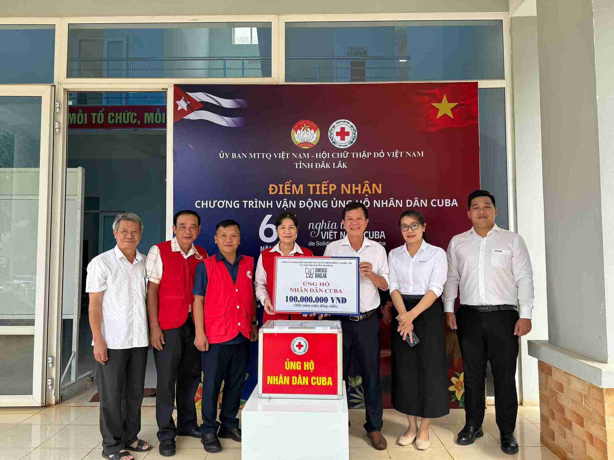 닥락성 시멕스코 다클락 노동조합원 및 노동자 집단이 쿠바 국민을 지원하기 위해 기부금을 모금하고 있습니다. 사진: 바오쭝