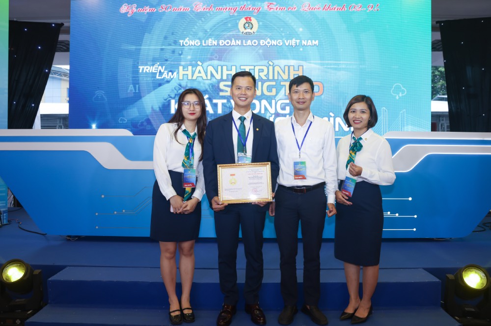 작가 그룹 BIDV 데이터 및 분석 센터 노동조합이 베트남 노동총연맹의 창조 노동 증서를 받았습니다. 사진: 베트남 은행 노동조합