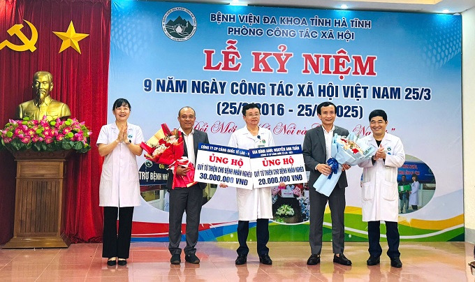Cong ty CP Cang Quoc te Lao - Viet ung ho Quy tu thien cho benh nhan ngheo. Anh: Cang Quoc te Lao - Viet