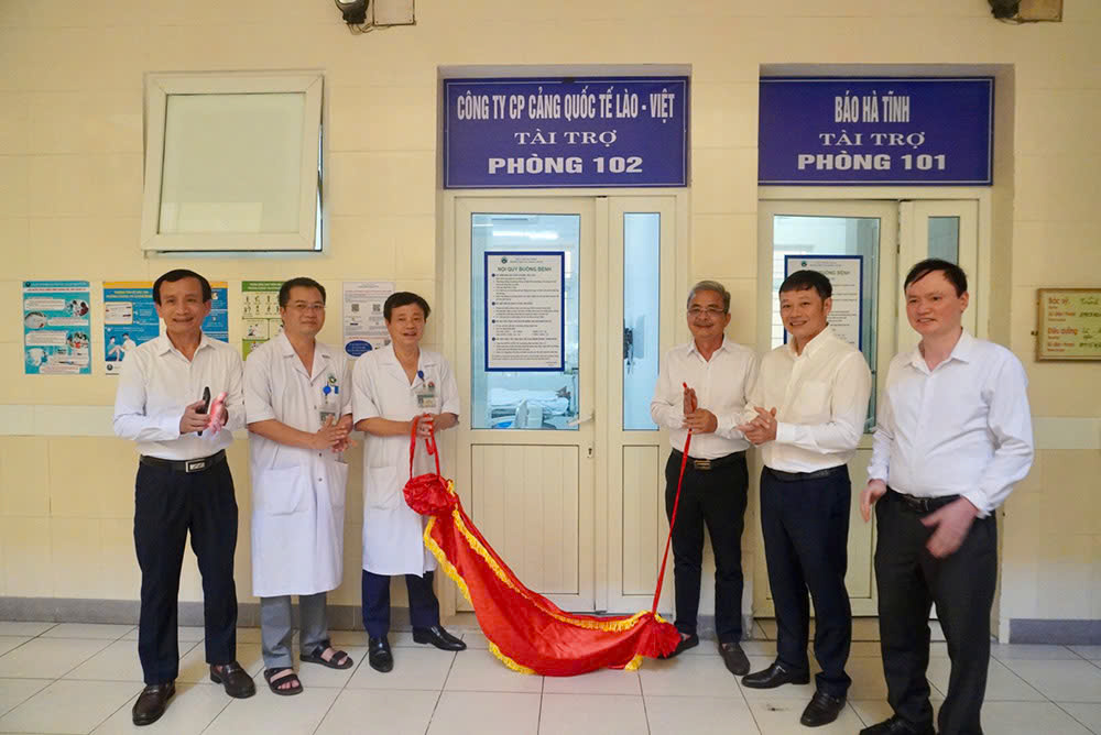 Dai dien Cong ty CP Cang Quoc te Lao - Viet trao phong dieu tri benh cho Benh vien Da khoa tinh Ha Tinh. Anh: Cang Quoc te Lao - Viet
