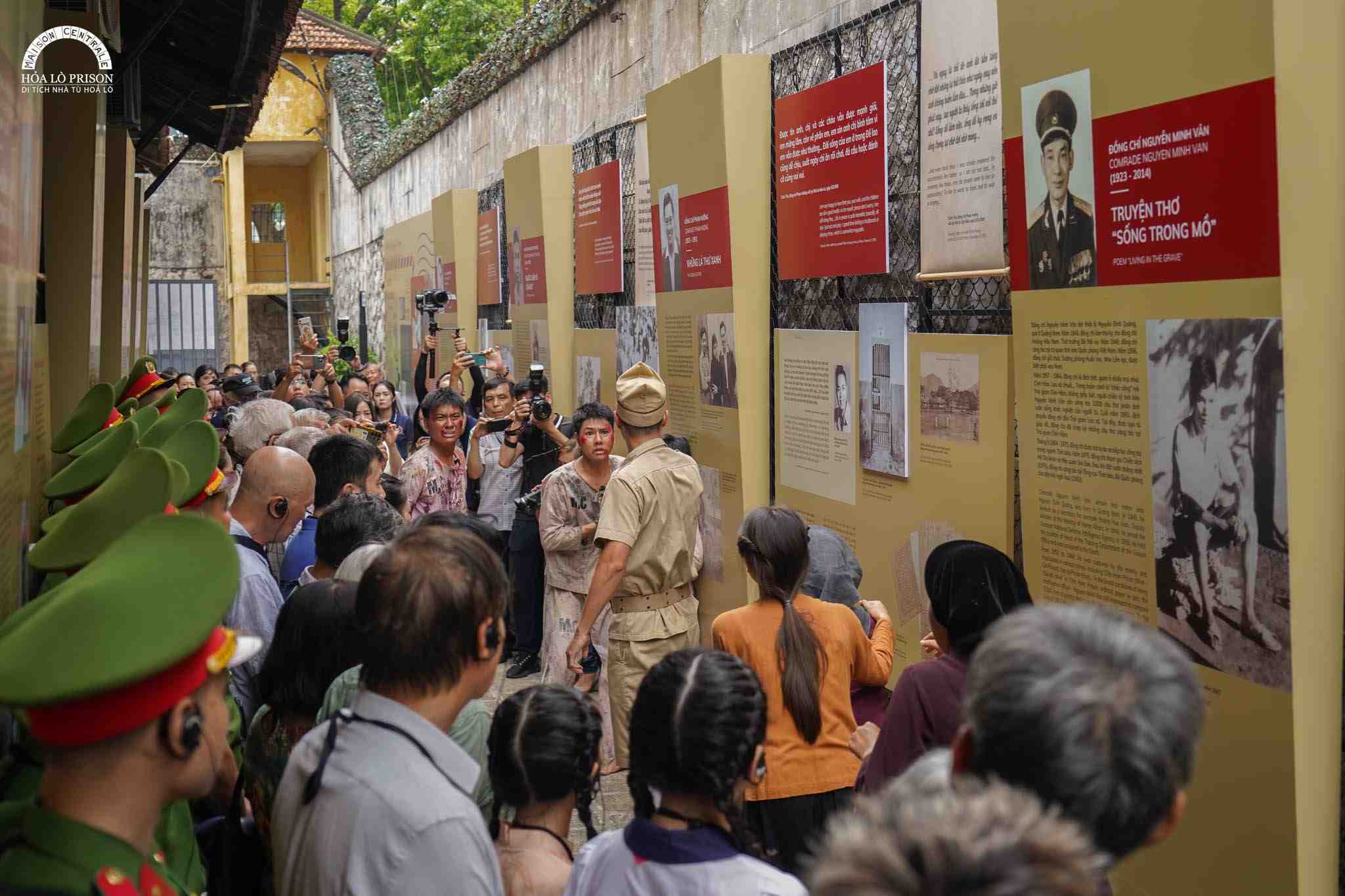 Trien lam chuyen de But sac, long son tai Di tich Nha tu Hoa Lo, Ha Noi. Anh: Nha tu Hoa Lo