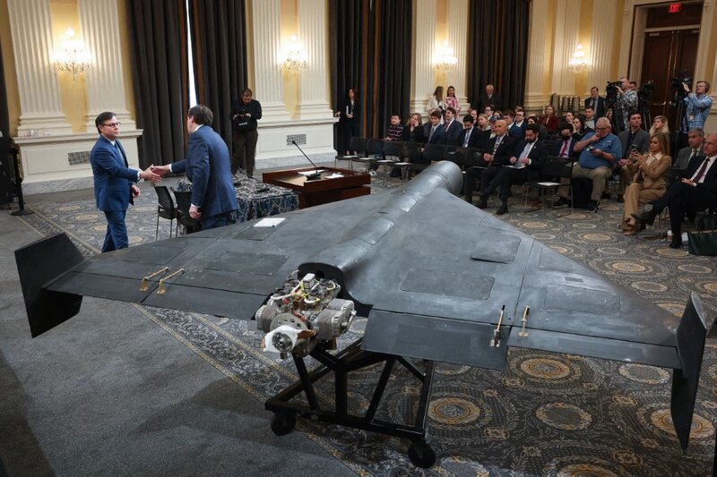 El presidente de la Camara de Representantes de Estados Unidos Mike Johnson habla junto a un UAV militar Shahed 136 en una conferencia de prensa en el Capitol Hill el 8 de mayo de 2025. Foto: AFP
