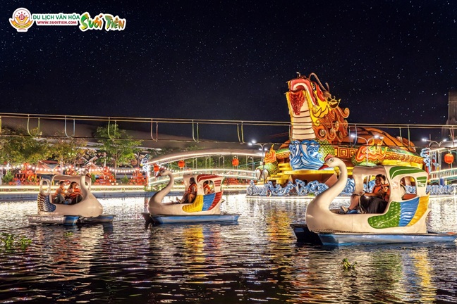 Du thuyen thien nga o Ho Lac Canh thu hut du khach ca ngay va dem. Anh: Suoi Tien