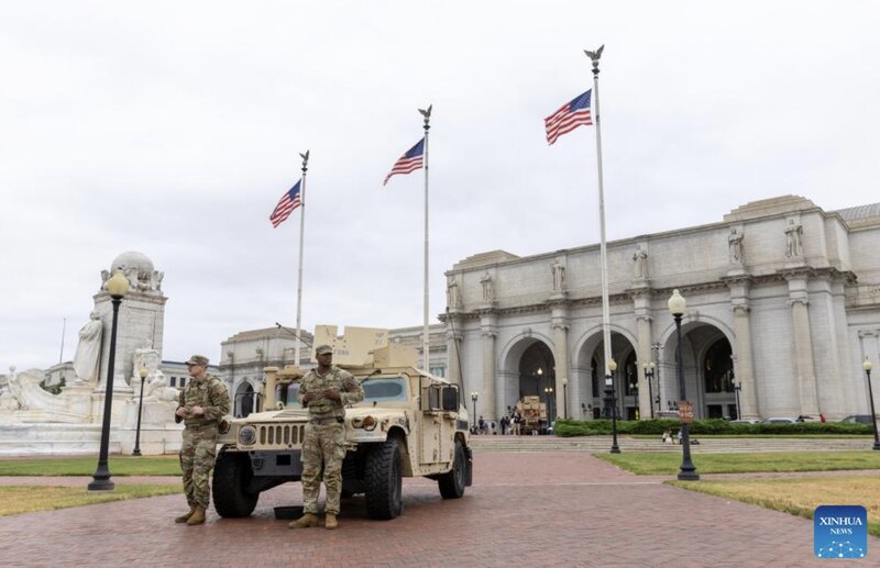 Miembros de las Fuerzas Armadas Nacionales patrullan fuera de Union Street en Washington D.C. EE. UU. 19 de agosto de 2025. Foto: Xinhua