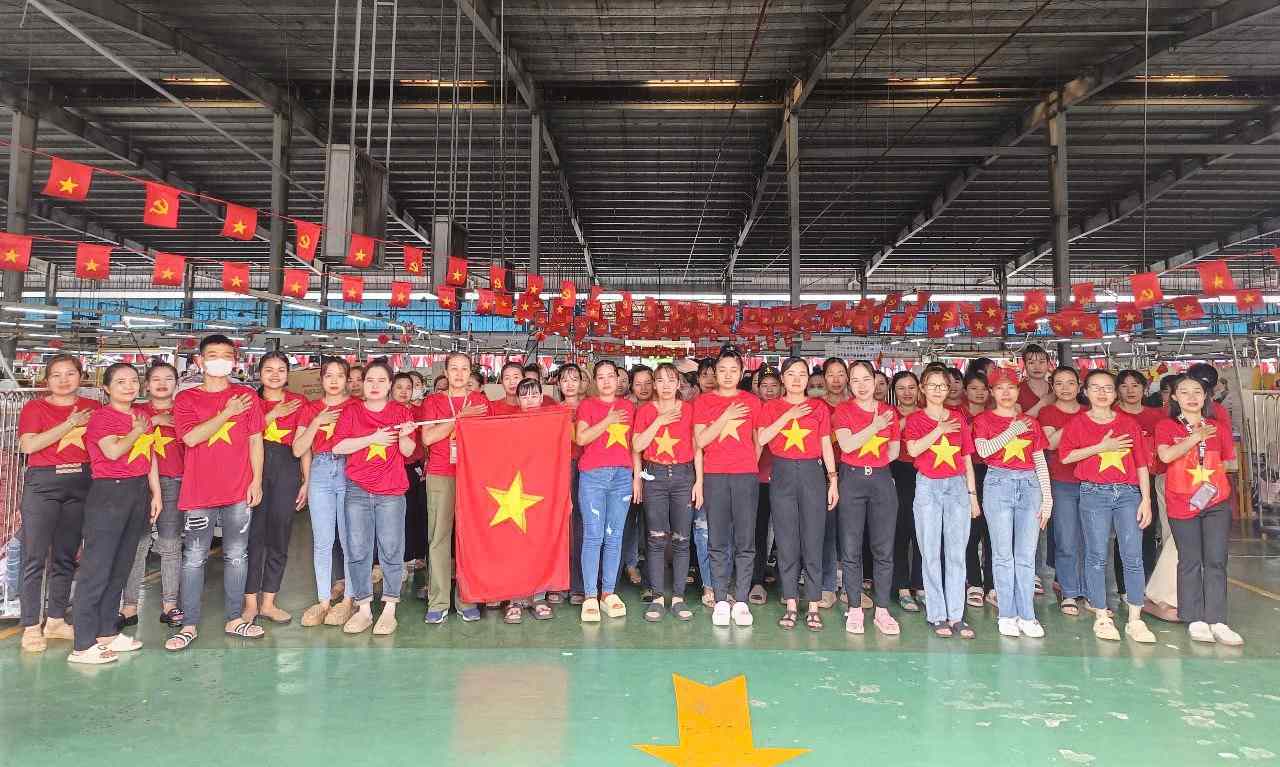 Freewell Co. Ltd. 노동조합은 9월 2일 국경일을 맞아 조합원과 노동자에게 선물을 증정했습니다. 사진: 노동조합 제공