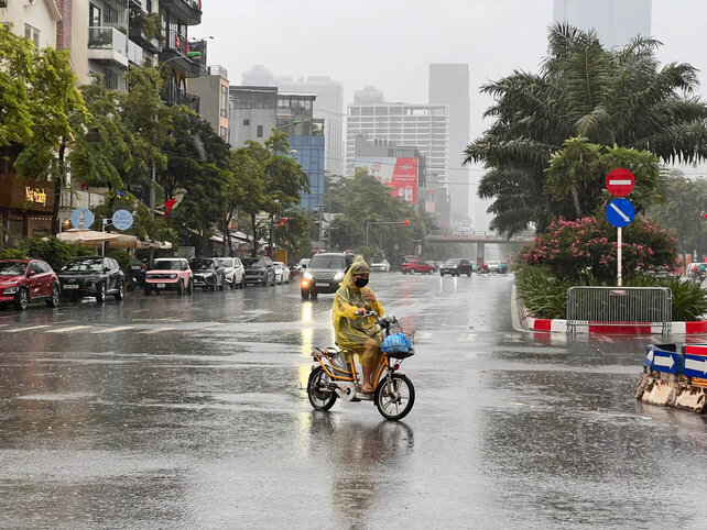 Khu vuc Ho Tay xuat hien gio manh, mat nuoc day song. Anh: Tung Giang
