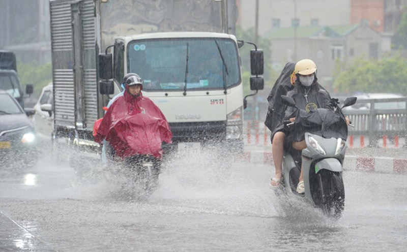 Storm No. 5 Kajiki causes heavy rain, many streets in Hanoi are flooded