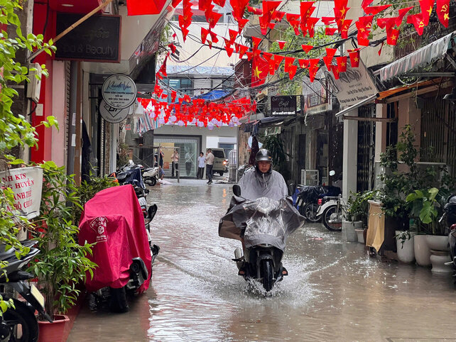 Sau khi mua khoang 1 tieng tai ngo 371 Kim Ma, Ha Noi duong di lai trong khi dan cu bi ngap. Anh: Tung Giang