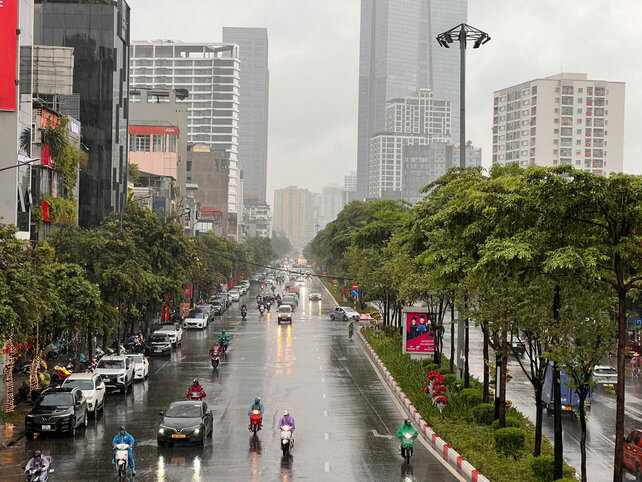 Tuyen duong Van Cao, nhieu phuong tien phai bat den khi di chuyen du moi hon 15h30. Anh: Tung Giang