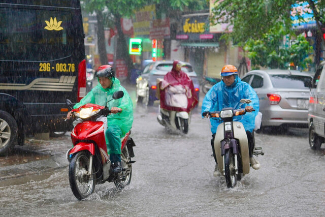 Tai tuyen duong thuoc phuong Tu Liem da xuat hien tinh trang ngap cuc bo. Hau het cac phuong tien phai bat den pha de di chuyen khi mua ngay cang to: Anh: Thuy Linh - Tuan Anh.