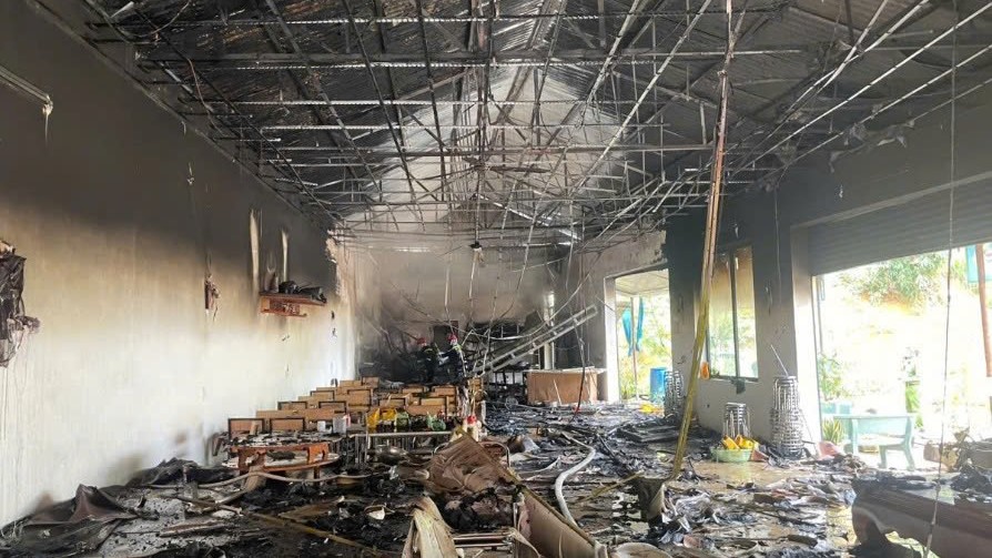 Chieng Coi phuong の Sang 村にある bun pho レストランの現場で火災が発生し、多くの物が焼失しました。写真: Thuy Ngan