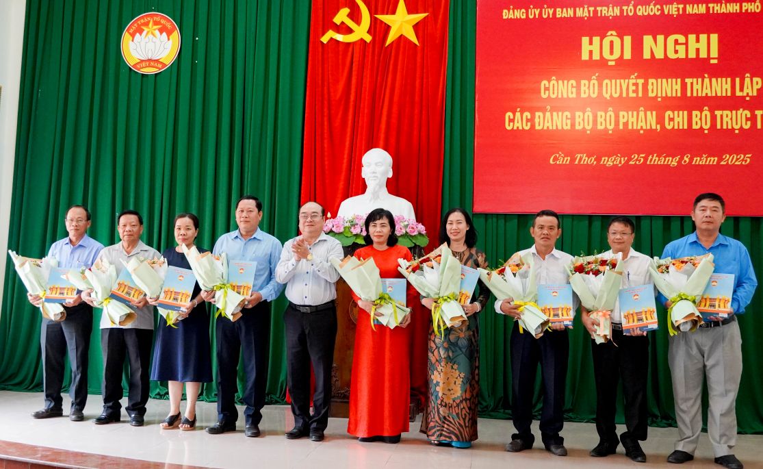 trao quyet dinh thanh lap 9 Chi bo truc thuoc. Anh: Phuong Anh