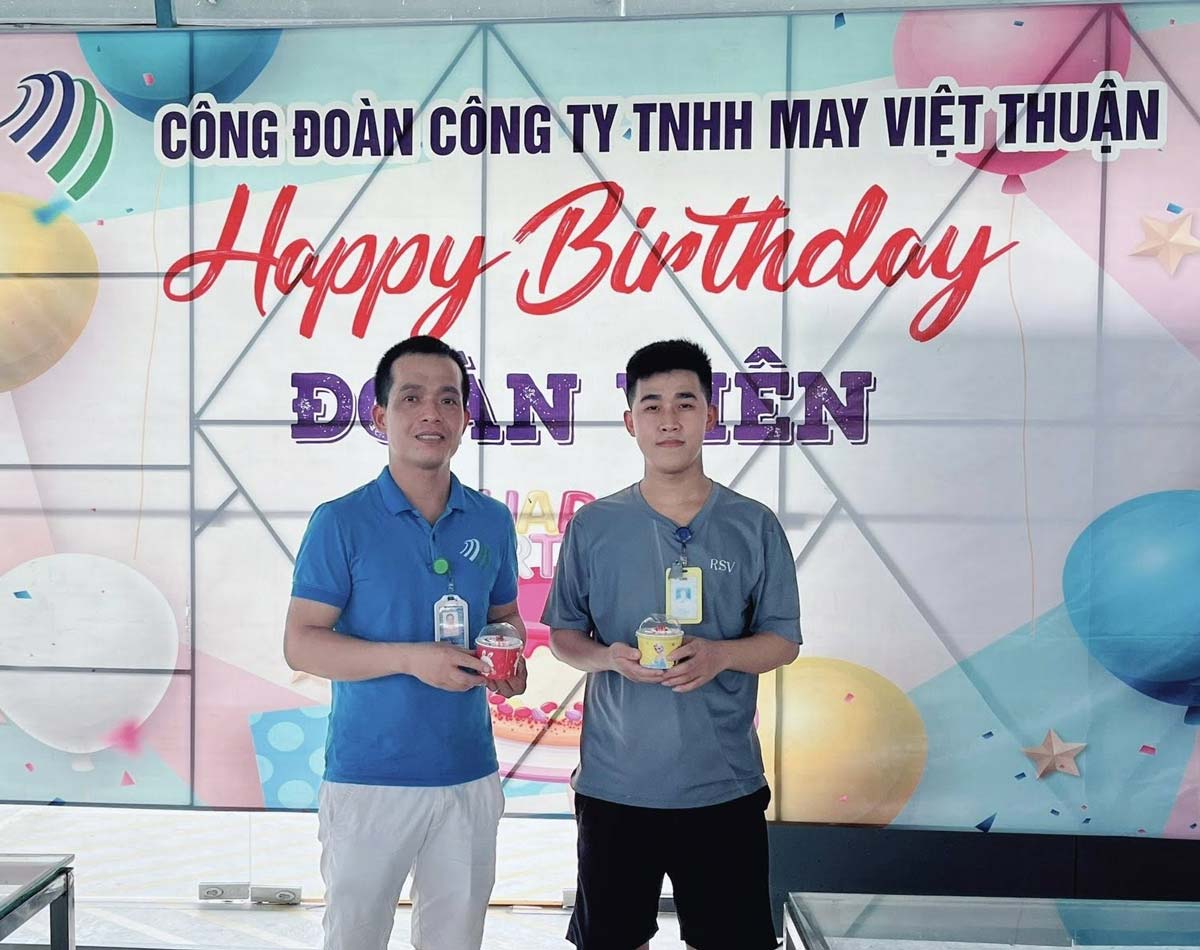 Viet Thuan 의류 유한 회사 노동조합(닌빈성)은 8월에 조합원과 노동자를 위한 생일 파티를 개최합니다. 사진: Viet Thuan 노동조합