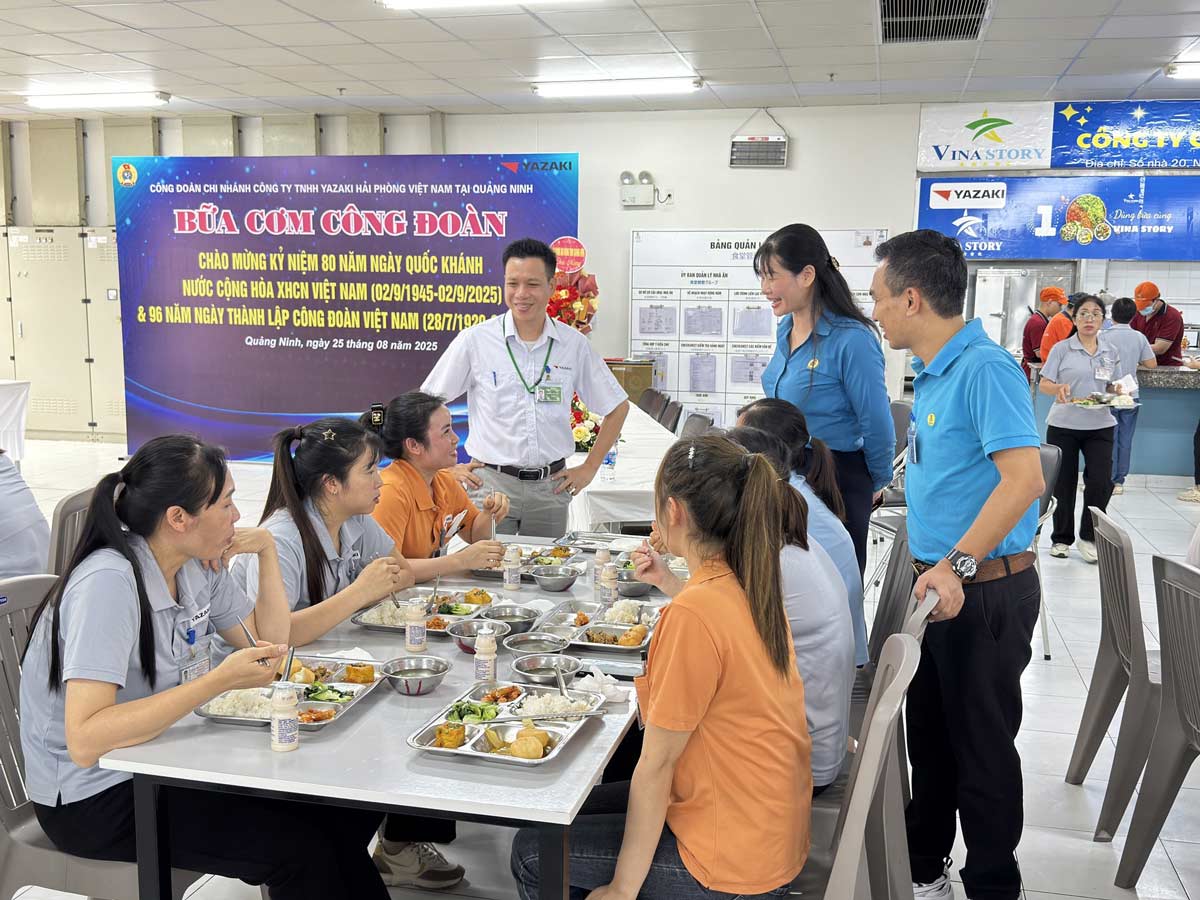 꽝닌성 노동총연맹 지도자들이 노동자 근로자들을 방문하고 있습니다. 사진: 꽝닌 노동총연맹
