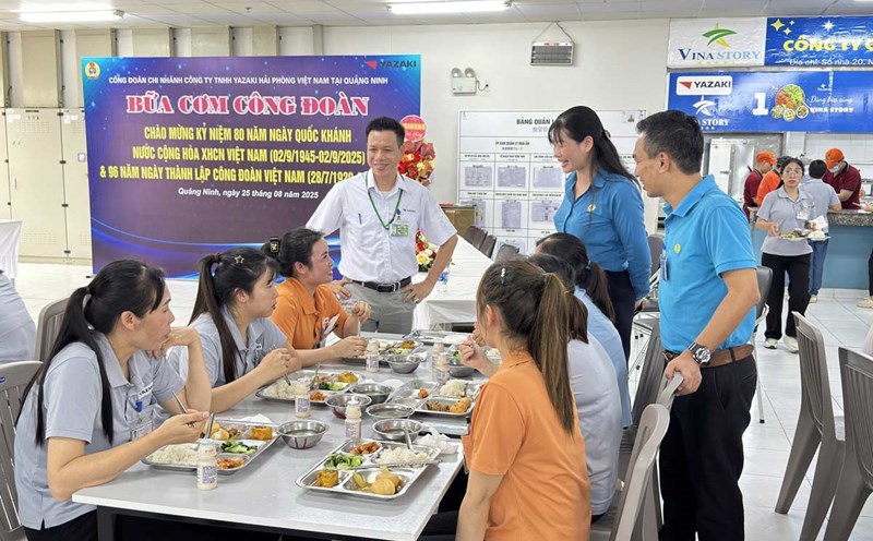 Leaders of the Quang Ninh Provincial Federation of Labor visited workers and laborers. Photo: Quang Ninh Labor Federation