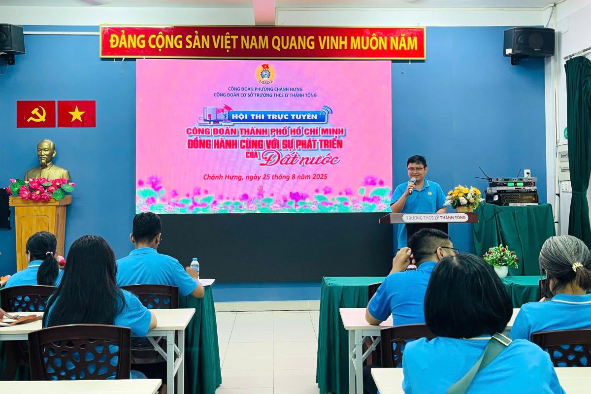 호치민시 지역의 한 기초 노동조합에서 홍보 개요 및 온라인 대회 보급. 사진: LDLD TPHCM