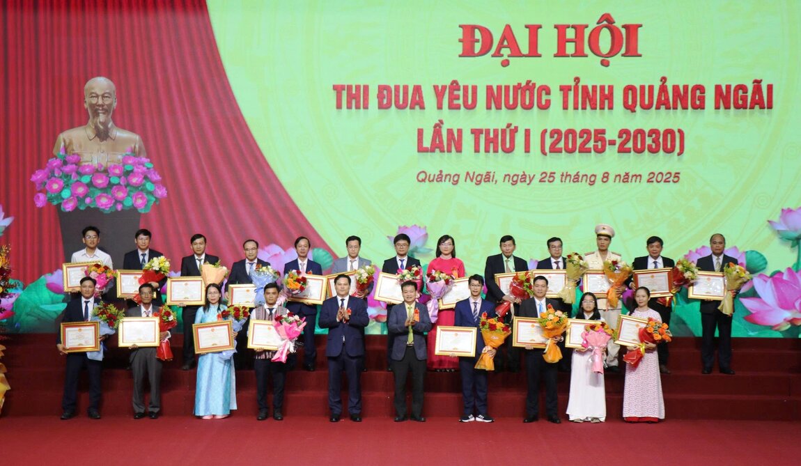 Ong Nguyen Cao Phuc - Pho Chu tich Thuong truc HDND tinh va ong Tran Phuoc Hien - Pho Chu tich UBND tinh trao Bang khen cua UBND tinh cho cac ca nhan tieu bieu. Anh: Vien Nguyen