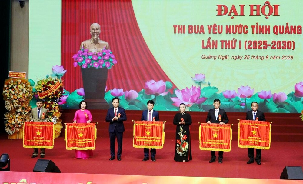 Mr. Nguyen Hoang Giang - Chairman of the People's Committee of Quang Ngai province and Ms. Dinh Thi Hong Minh - Deputy Secretary of the Provincial Party Committee awarded the Emulation Flag of the Government to collectives with outstanding achievements. Photo: Vien Nguyen