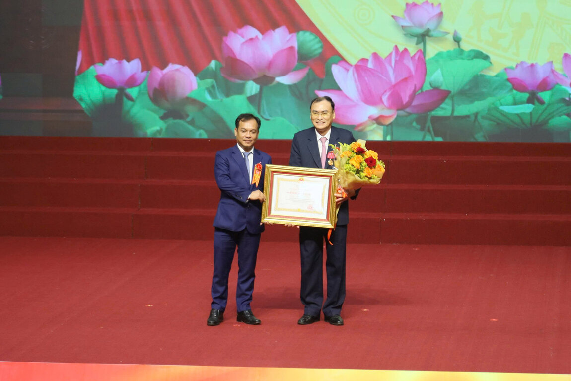 Ong U Huan - Pho Bi thu Thuong truc Tinh uy, Truong doan DBQH tinh, Chu tich Uy ban MTTQ Viet Nam tinh trao Huan chuong Lao dong hang Nhi cua Chu tich nuoc cho ong Vo Van Quynh - nguyen Chu nhiem Uy ban Kiem tra Tinh uy Quang Ngai. Anh: Vien Nguyen
