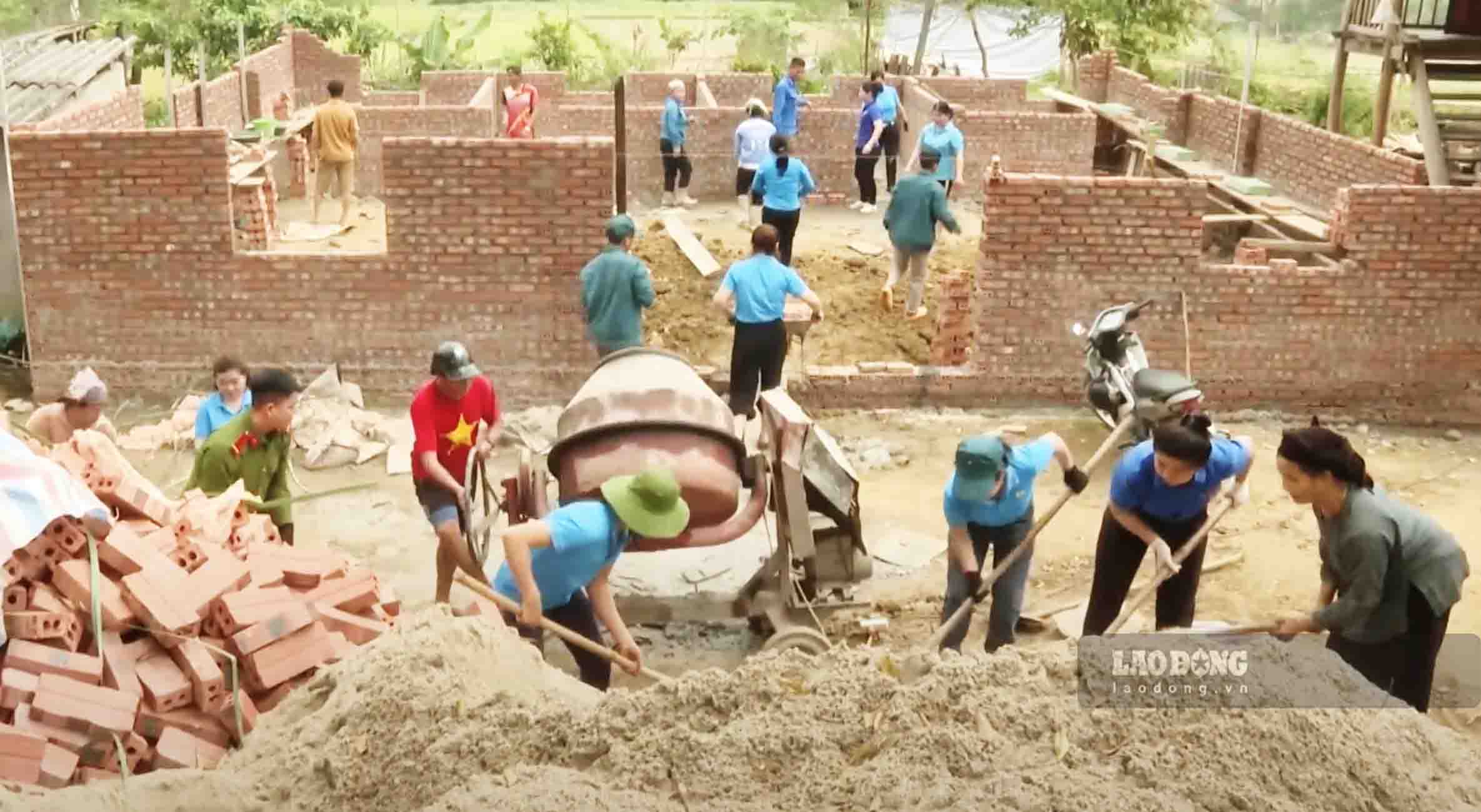 Ho tro nha o cho ho ngheo, ho can ngheo tren dia ban tinh Tuyen Quang theo Chuong trinh MTQG giam ngheo ben vung duoc trien khai hieu qua. Anh: Viet Bac.