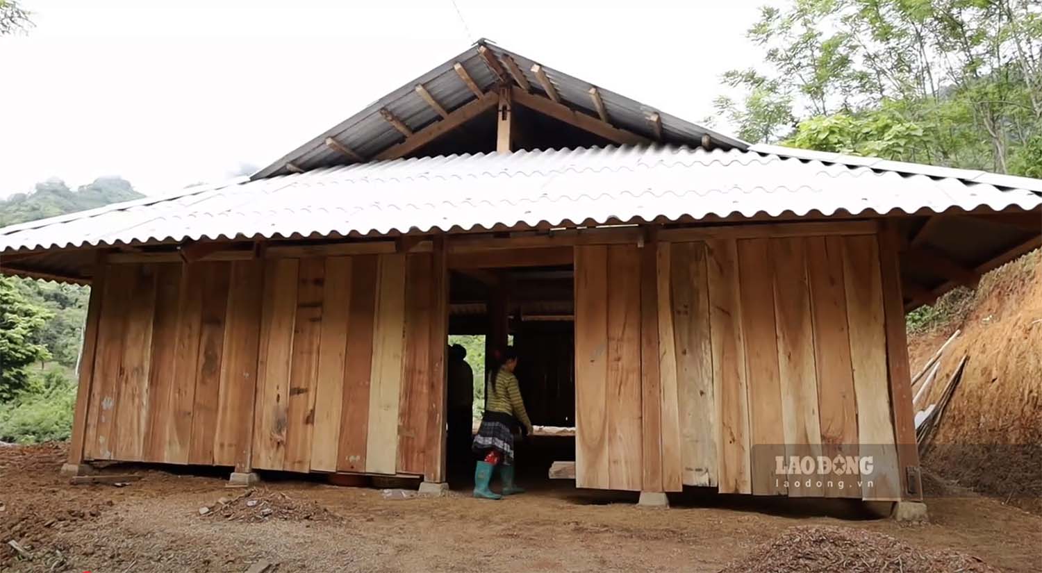 La maison de la famille de Mme Giang Thi Nai un menage pauvre de la commune de Hong Thai a ete soutenue pour etre reconstruite de maniere solide. Photo : Viet Bac.