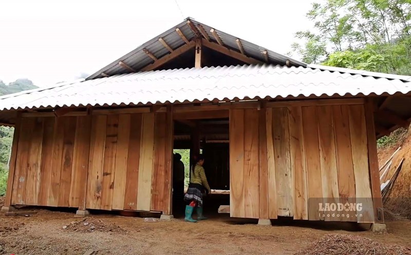 The house of Ms. Giang Thi Nai's family, a poor household in Hong Thai commune, was supported to be rebuilt solidly. Photo: Viet Bac.