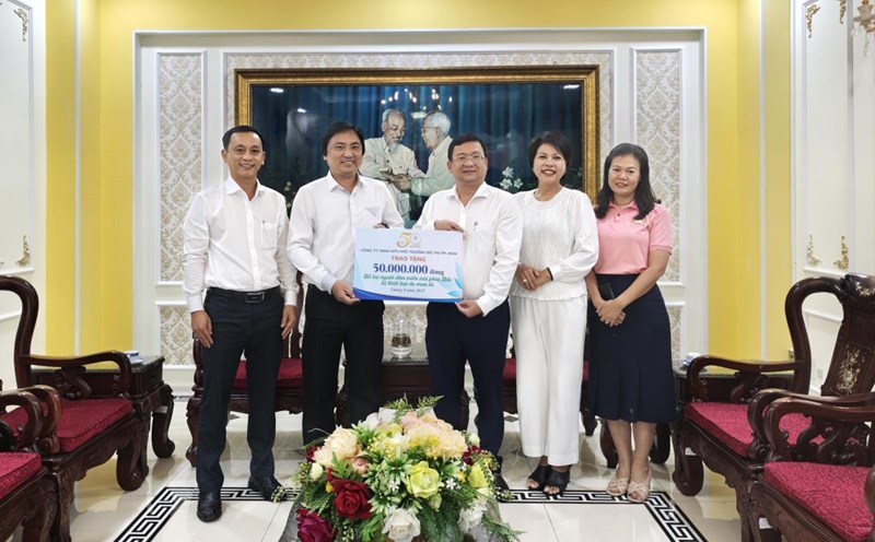 The delegation of Ho Chi Minh City Urban Environment Company Limited presented a plaque to support people in provinces affected by natural disasters. Photo: Anh Hoang