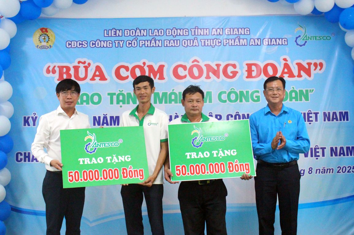 Ong Nguyen Nhat Tien trao Mai am Cong doan cho doan vien Cong ty CP Rau qua thuc pham An Giang. Anh: Lam Dien