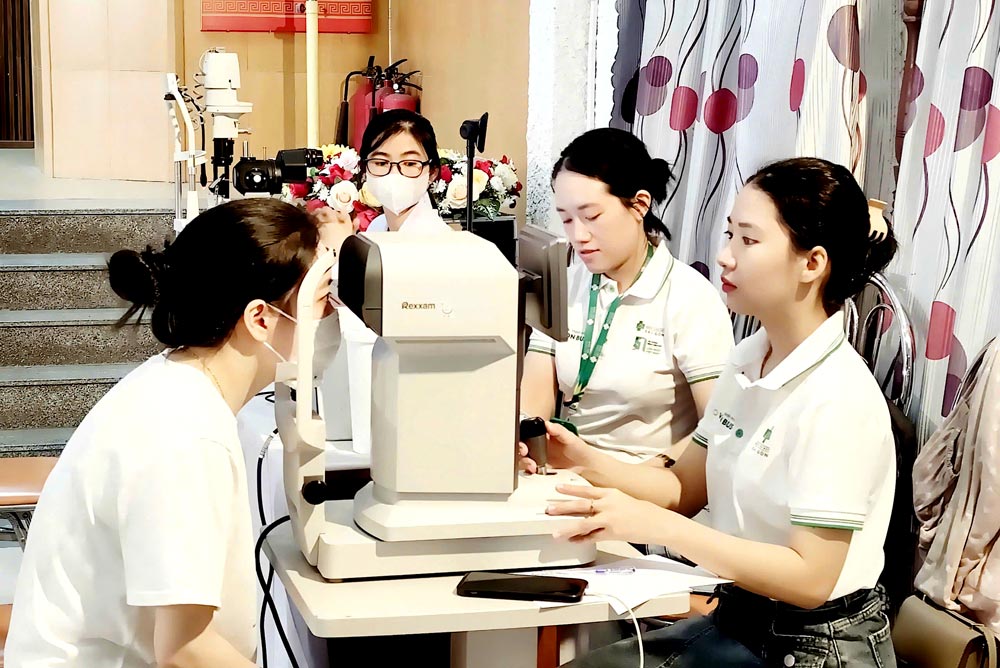 사이공-송한 안과 병원 의사가 다낭 노동자를 대상으로 눈 질환 상담 및 무료 약품 지급을 하고 있습니다. 사진: 홍닌