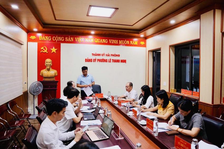 中央経済委員会の代表団は、ハイホン市のル・タン・ナギ・ワードでの管理手続きの実施を調査しました。写真：Le Thanh Nghi Ward