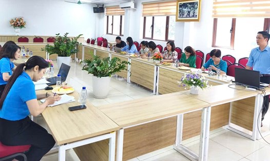 Tổ công tác của LĐLĐ tỉnh Sơn La tư vấn, hỗ trợ ký, đánh giá Thỏa ước lao động tập thể và công tác quản lý, thu chi tài chính công đoàn tại Trường Liên cấp Quốc tế Bình Minh. Ảnh: Văn Thứ