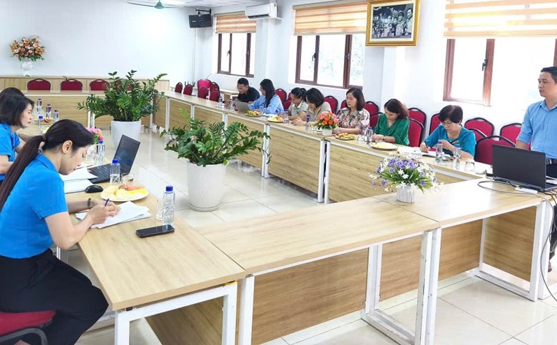 The working group of the Son La Provincial Federation of Labor consulted and supported the signing and evaluation of the Collective Labor Agreement and the management and collection of trade union financial expenditures at Binh Minh International School. Photo: Van Thu