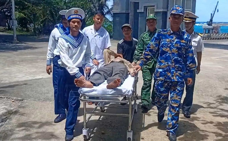 The medical team on Truong Sa island promptly rescued the fisherman who had a stroke. Photo: Hoa Ngoc Anh
