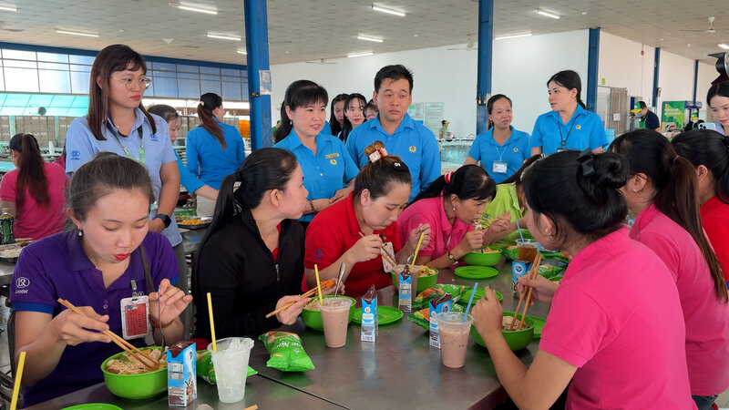 5만 동이 넘는 식사는 노동자들에게 보내는 노동조합의 따뜻한 마음을 담고 있습니다. 사진: 호앙록