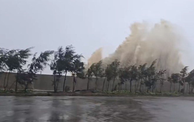 High waves hit Cua Lo coast (Nghe An) at noon on August 25 before storm No. 5 Kajiki made landfall. Photo: Ngoc Hai
