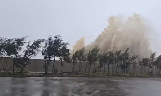 Sóng lớn ập vào bờ biển Cửa Lò (Nghệ An) trưa 25.8 trước khi bão số 5 Kajiki đổ bộ. Ảnh: Ngọc Hải