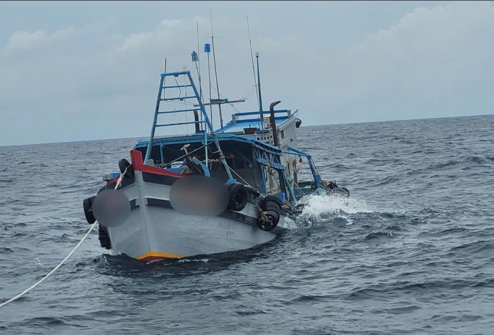 The Coast Guard continuously discovers and arrests fishing vessels illegally carrying DO oil. Photo: CSB4 Region Command