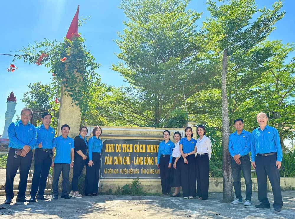 다낭시 호아끄엉(Hoa Cuong)동 노동조합은 8월 혁명 80주년 기념 '근원으로 돌아가다' 행사를 개최합니다. 사진: 호아끄엉(Hoa Cuong) 노동조합.