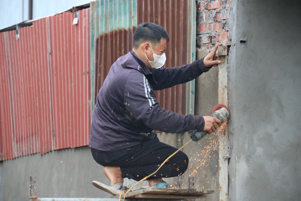 Hộ gia đình thực hiện tháo dỡ công trình vi phạm. Ảnh: Xã Gia Lộc