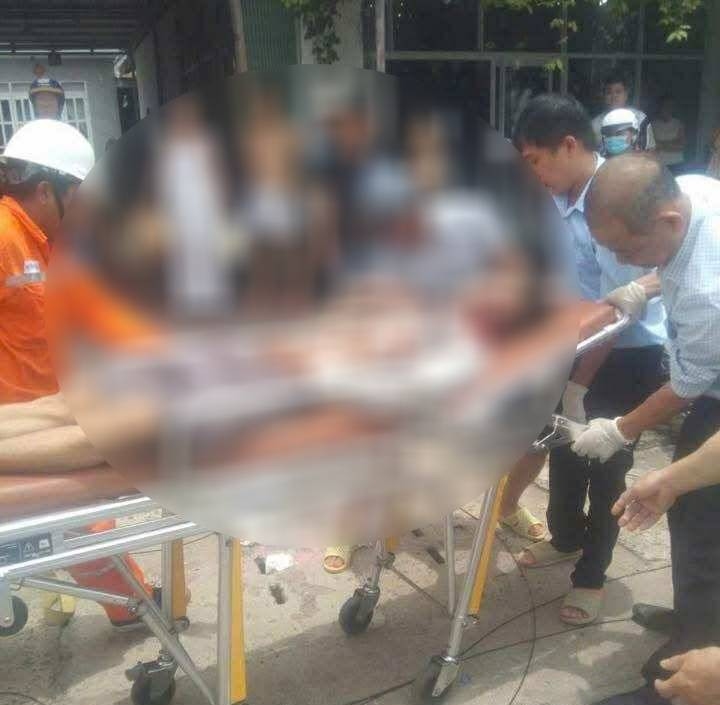 The man was suspected of being electrocuted and fell from an electric pole to the ground. Photo: Provided by readers