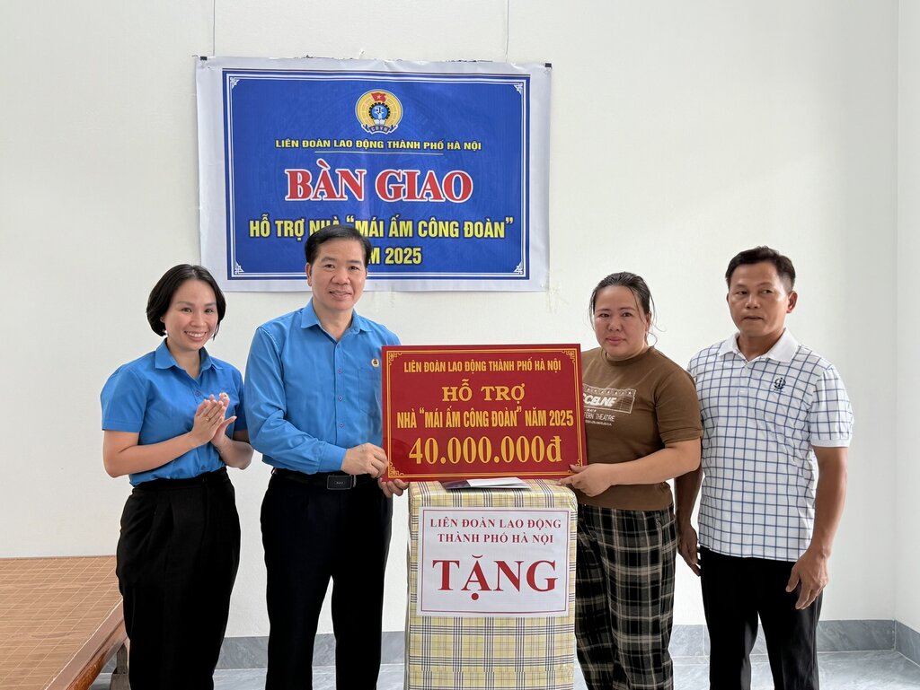 하노이시 노동총연맹 지도부가 어려운 환경에 처한 조합원에게 노동조합의 집 건설 지원금을 전달하고 있습니다. 사진: Ngoc Anh