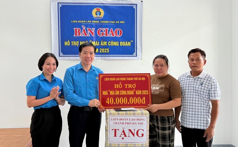 Leaders of the Hanoi City Labor Federation presented support to build a Union Shelter for union members in difficult circumstances. Photo: Ngoc Anh