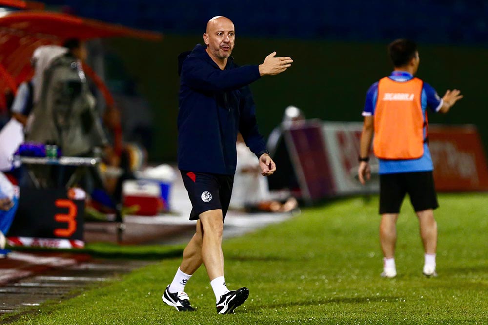 Assistant Luis Viegas of the Hanoi Police team had many reactions to the referee in the match against Becamex HCMC. Photo: Thanh Vu