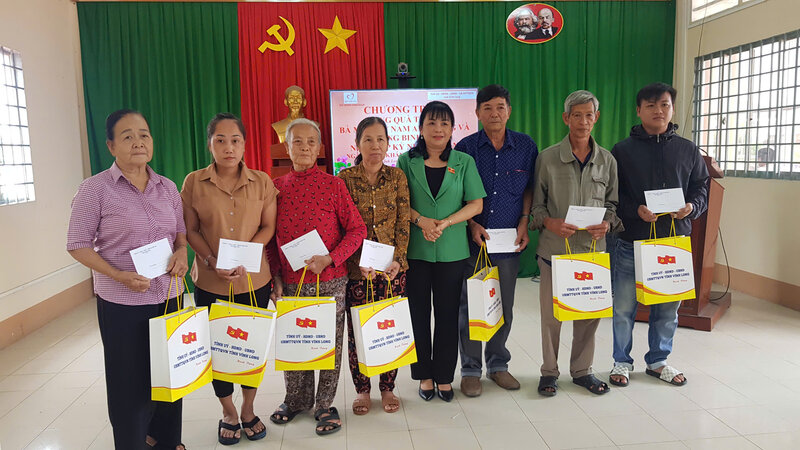 Hoat dong tri an nguoi co cong tai xa Vinh Xuan, tinh Vinh Long. Anh: Hoang Loc