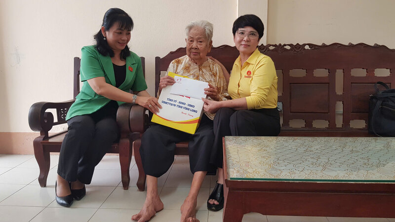 Le vice-president du Conseil du peuple provincial de Vinh, Le Thi Thiy Kieu, a presente des cadeaux a la mere vietnamienne heroïque dans la commune de Vinh Xuan. Photo: Hoang Loc