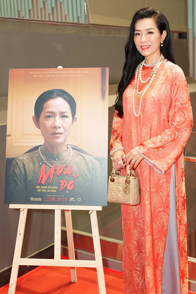 Nhan vat cua Hoa hau Yen Nhi trong phim “Mua do” goi nhac den hinh anh cua nguyen Pho Chu tich nuoc Nguyen Thi Binh. Anh: Nha san xuat cung cap